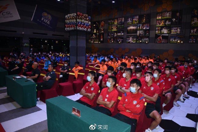 目前阿劳霍与巴萨的合同到2026年到期，违约金10亿欧元。